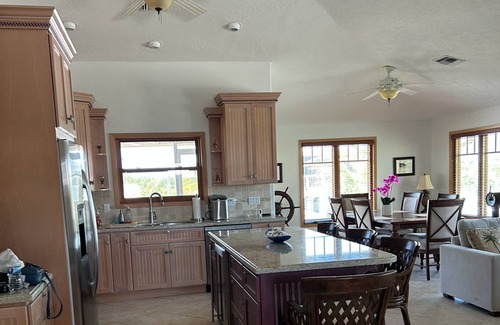 Big Pine Key House | 3-bedroom on water. Cable, WiFi, AC, Hot tub, Dock. Feb & March 2026 Available!