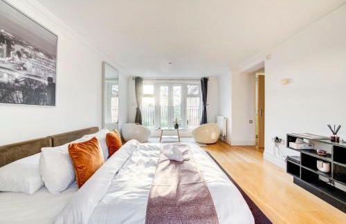 Syon Apartment | 3-Bedroom Penthouse, Brentford, Free Parking