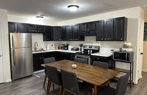 Columbia House | 3-bedroom Ranch Duplex in charming Columbia with WiFi, 6 miles to Mizzou Arena