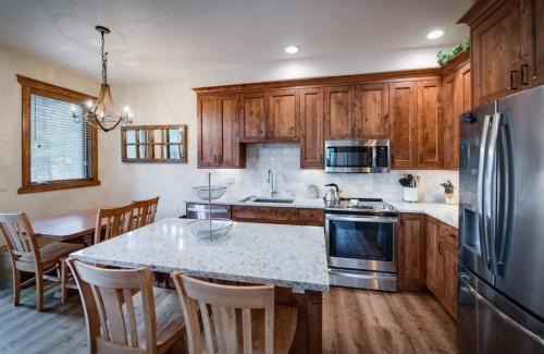 Four O'Clock House | 3 Bedroom Saddlewood Townhome At Snowflake Ski Run