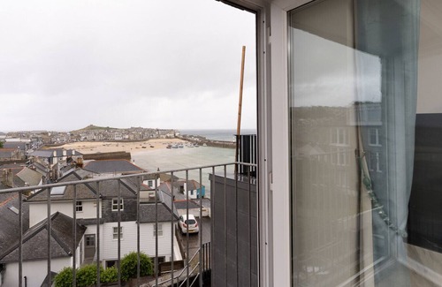 St Ives Apartment | 3 Bedroom Sea View Modern Apartment