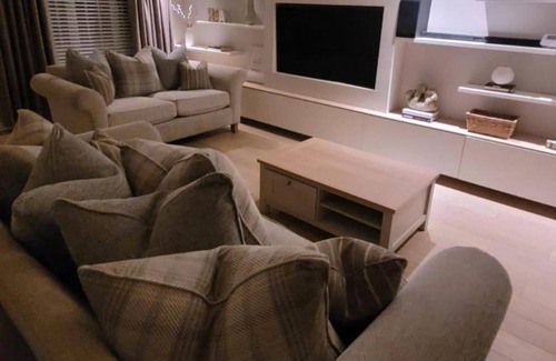 Pollokshaws House | 3 Bedroom, Sleeps 6, Free Parking