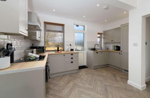Neath House | 3 Bedroom Spacious and Homely Welsh Retreat