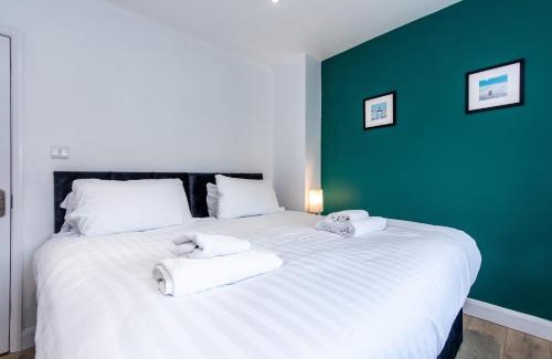 Bramcote House | 3 Bedroom Terraced House in Beeston Ideal for Corporate Stays