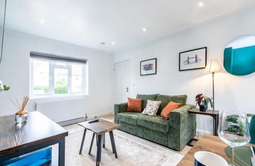 Bramcote House | 3 Bedroom Terraced House in Beeston Ideal for Corporate Stays