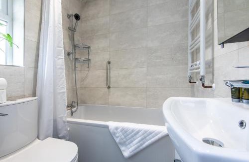 Bramcote House | 3 Bedroom Terraced House in Beeston Ideal for Corporate Stays