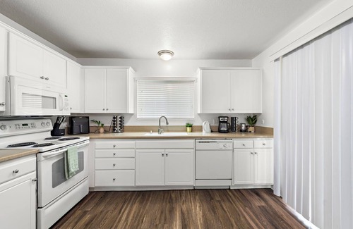 Mariners House | 3-bedroom townhome in beautiful Newport Beach with fitness room and pool