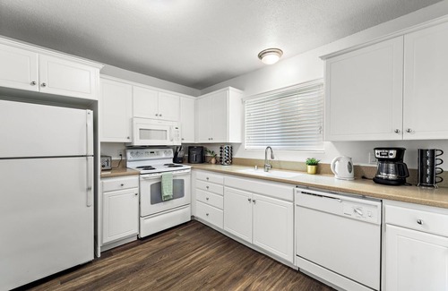Mariners House | 3-bedroom townhome in beautiful Newport Beach with fitness room and pool