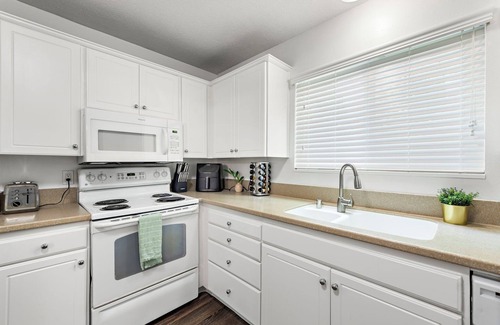 Mariners House | 3-bedroom townhome in beautiful Newport Beach with fitness room and pool