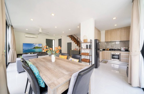 Choeng Thale House | 3-bedroom townhome in charming Tambon Choeng Thale with WiFi, AC