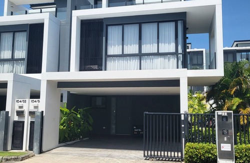 Choeng Thale House | 3-bedroom townhome in charming Tambon Choeng Thale with WiFi, AC