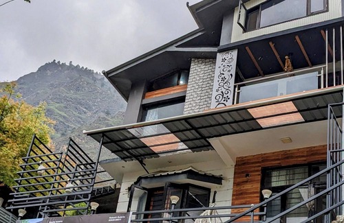Banjar House | 3-bedroom villa in charming Sainj with AC, WiFi. Relax and unwind