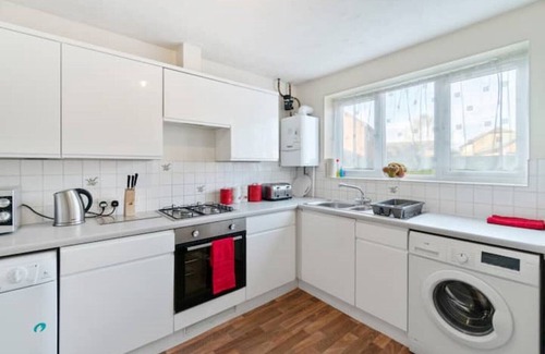 Thrapston House | 3 Bedroom W/Private Free Parking and Large Garden