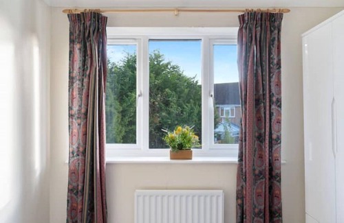 Thrapston House | 3 Bedroom W/Private Free Parking and Large Garden