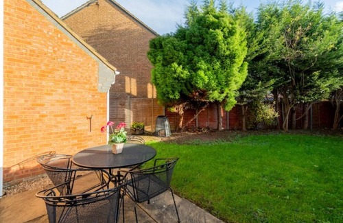 Thrapston House | 3 Bedroom W/Private Free Parking and Large Garden