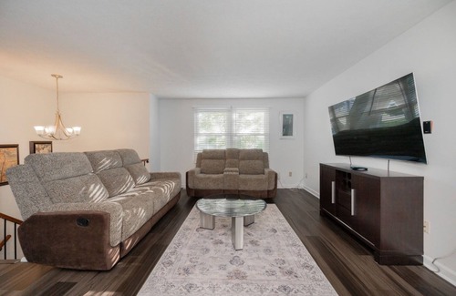 Parkdale House | 3 bedroom2 bathrooms house features WiFi, fully equipped kitchen,