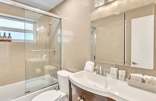 Dania Beach Villa | 3 bedroom5bathclose to beach/Jacuzzi/billiard