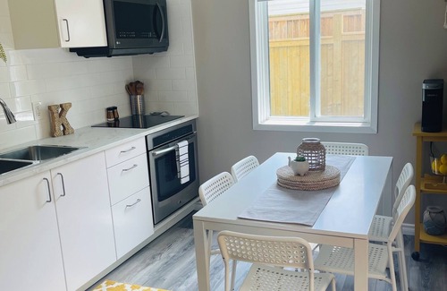 Niagara Falls Apartment | 3 BedroomHIDDEN GEM , WALKING DISTANCE TO FALLS