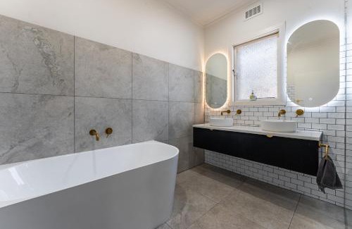 Lake Wendouree House | 3 Bedrooms By The Lake, Top Location