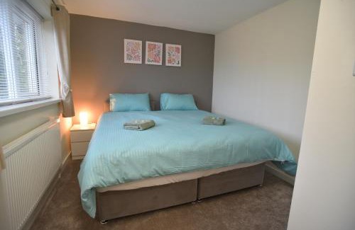 St Helens Apartment | 3 Bedrooms, Spacious, off road parking, Minimum 2 Nights
