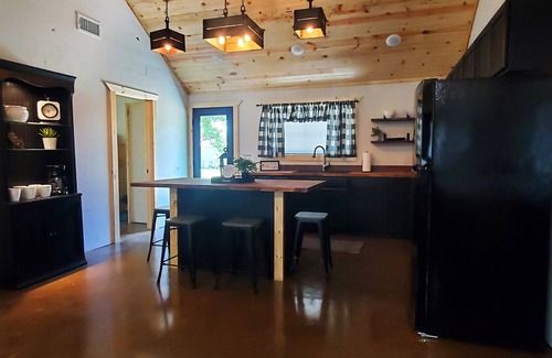Stockton Cabin | 3 blocks to Cabins At Stockton Lake & Venue At Stockton Lake.