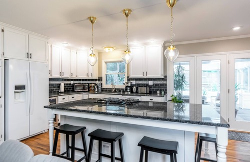 Lexington House | 3 BR 2 bath 5 beds! sleeps 8. Pool, hot tub oasis in LEX