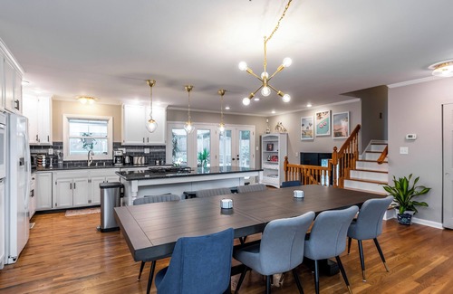 Lexington House | 3 BR 2 bath 5 beds! sleeps 8. Pool, hot tub oasis in LEX