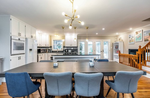 Lexington House | 3 BR 2 bath 5 beds! sleeps 8. Pool, hot tub oasis in LEX