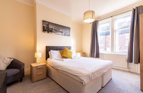 South Shields Apartment | 3-BR Apartment | Metro Station & Beach Close By