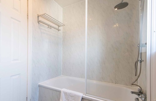 South Shields Apartment | 3-BR Apartment | Metro Station & Beach Close By