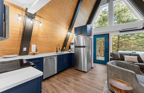 Omaha Cabin | 3 br Cabin nestled next to creek private hot tub