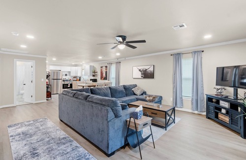 Glenpool House | 3 BR house on the historic black and gold park with splash pad in back yard a