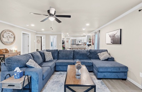 Glenpool House | 3 BR house on the historic black and gold park with splash pad in back yard a