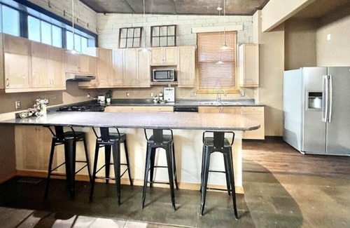 Roosevelt House | 3 BR Industrial Home Nr/Downtown