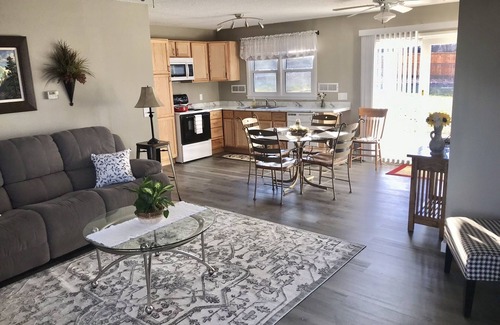 Rapid City House | 3 BR, Near Hospital, Self check-in, Fast Wi-Fi, Kitchen, Large Garage