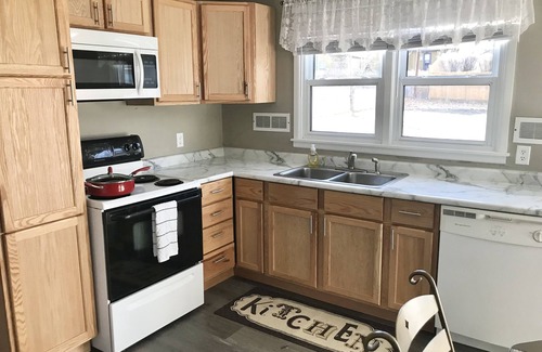 Rapid City House | 3 BR, Near Hospital, Self check-in, Fast Wi-Fi, Kitchen, Large Garage