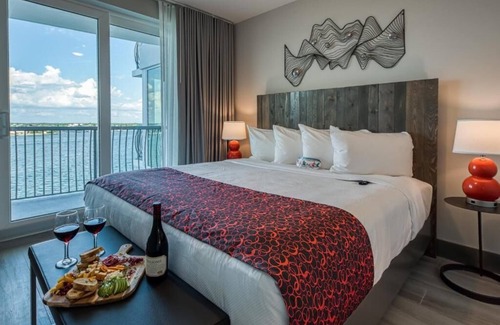 Treasure Island Hotel | 3 Charming Suites Close to the Beach! Free Parking, Outdoor Pool Dock Nearby!
