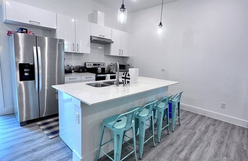 Fort Worth House | 3 comfy king beds, hot tub, EV, cozy