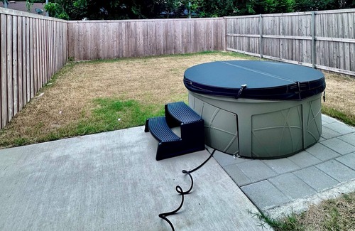 Fort Worth House | 3 comfy king beds, hot tub, EV, cozy