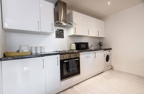 Swindon Apartment | 3 Comm Road Apps *Long Stay*Sleeps 3*1BR Apart