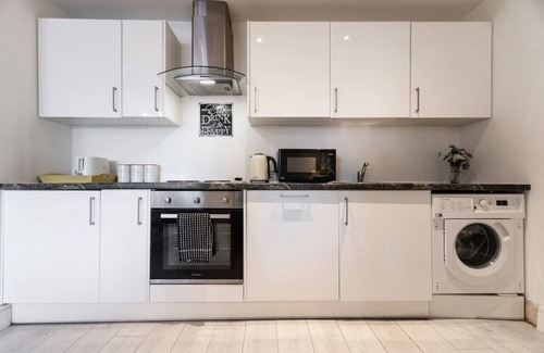 Swindon Apartment | 3 Comm Road Apps *Long Stay*Sleeps 3*1BR Apart