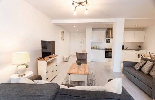 Swindon Apartment | 3 Comm Road Apps *Long Stay*Sleeps 3*1BR Apart