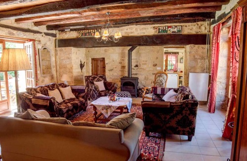 Les Eyzies House | 3 country houses. Chestnut 6 pers Clove 2 pers Hazelnut 6 pers.