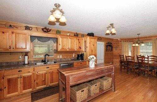 Hiawassee Cabin | 3-Deer Cabin with Hot Tub and Fire Pit