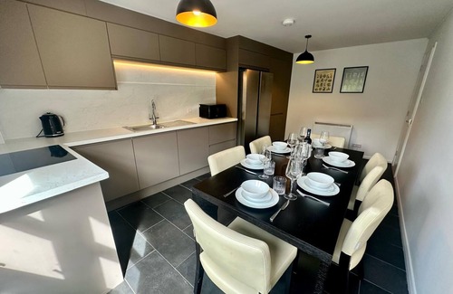 Bonnington Apartment | 3 Double Bedroom Flat in Perfect Location for Edinburgh Festival + Free Parking