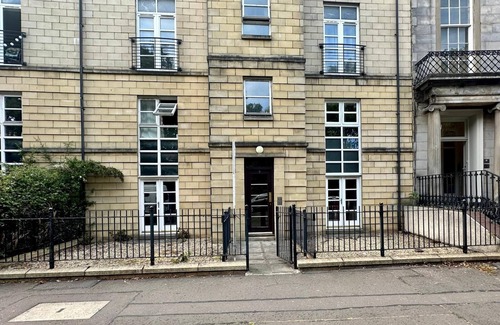 Bonnington Apartment | 3 Double Bedroom Flat in Perfect Location for Edinburgh Festival + Free Parking