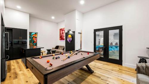 Caton House | 3 Firefly Mountain Suites by AvantStay 18 Guests Heated Pool Firepits Arcade Playground