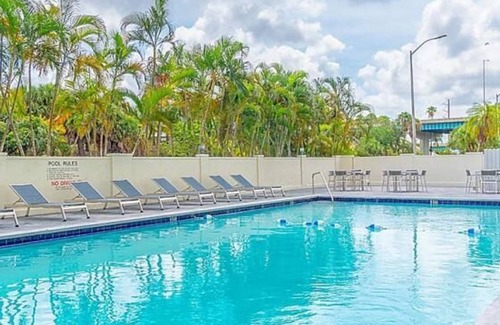 Miami Springs Hotel | 3 Great Units Fit for Families! On-site Pool, Near Melreese Golf Course!