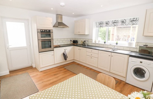 Llangaffo Cottage | 3 GREEN TERRACE, family friendly, with open fire in Newborough
