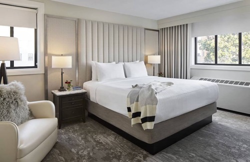 Capitol Hill Hotel | 3 Group Ready Suites in Prime DC Location Near Iconic Landmarks & Dining Scenes